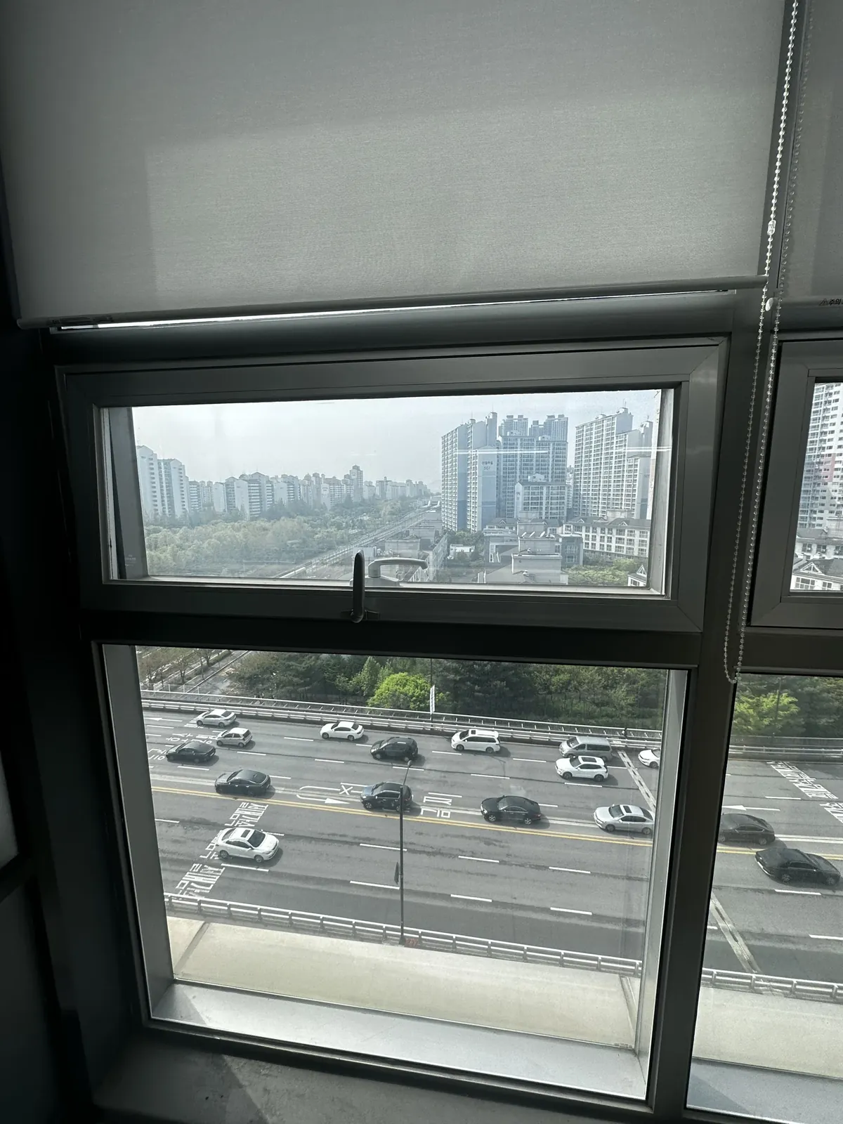 완전히 안 열리는 pj창문 수리 사례 이전 모습