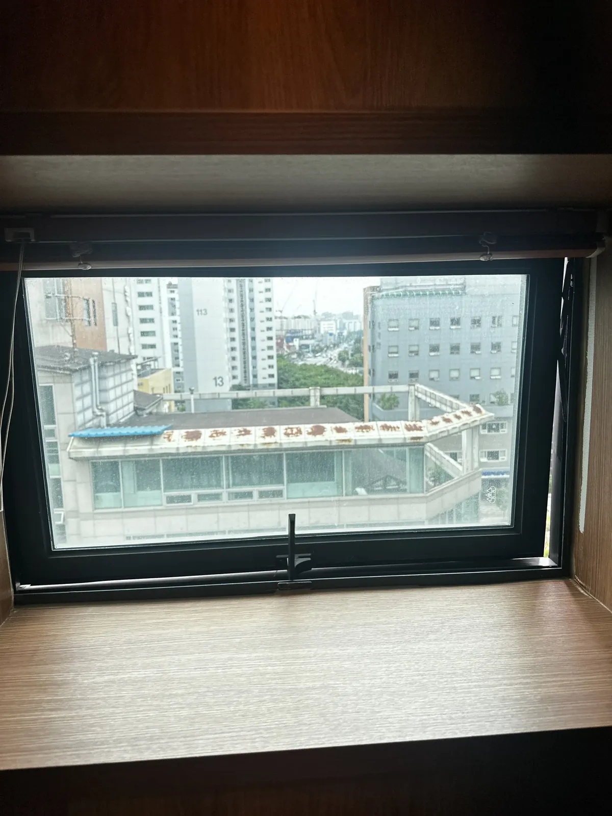 완전히 안 닫히는 pj창문 수리 사례 이전 모습