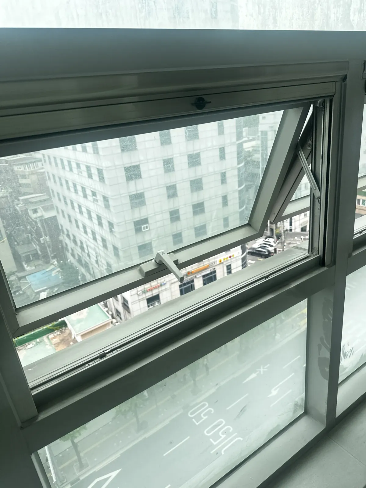 닫힘이 불량한 pj창문 수리 사례 이전 모습