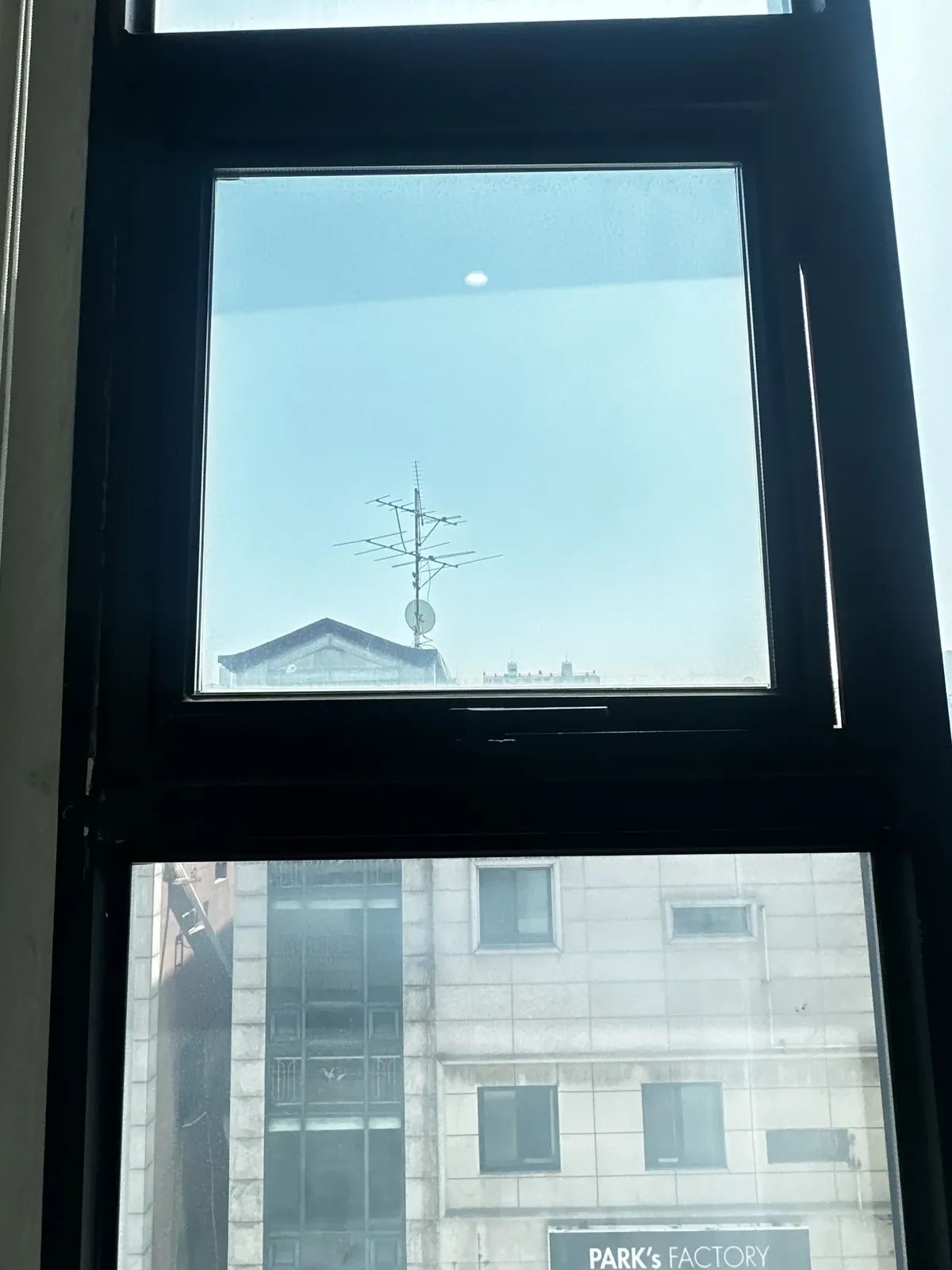 프레임이 틀어진 pj창문 수리 사례 이전 모습