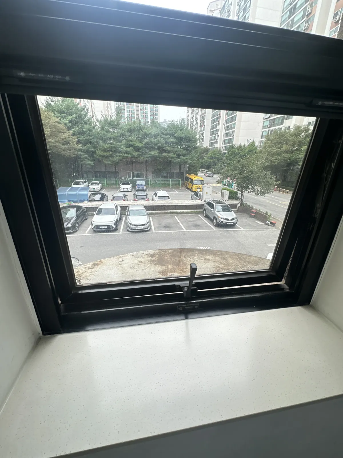 휘어진 pj창문 수리 사례 이전 모습
