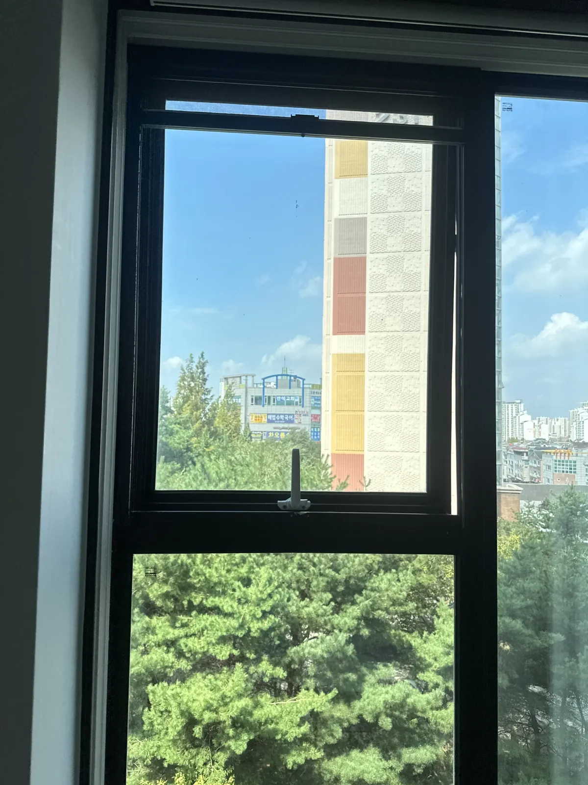 비틀어진 pj창문 수리 사례 이전 모습